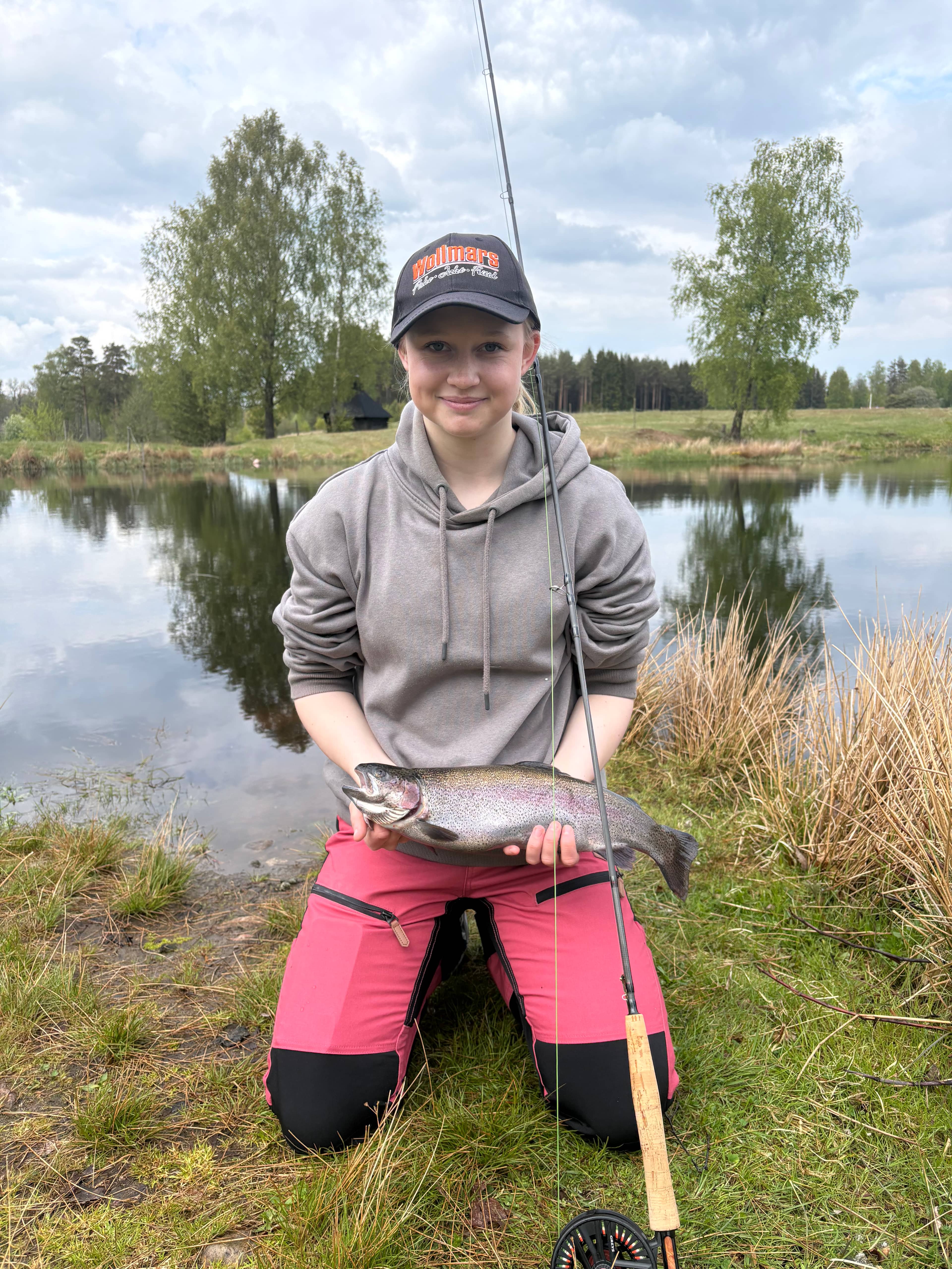 Min allra första fisk på flugfiske efter att brorsan lärt mig kasta. Nu är jag helt såld på fisket. Den fick hänga med hem.
Fick den på en liten grön nymf handtvistad genom mellanvattnet